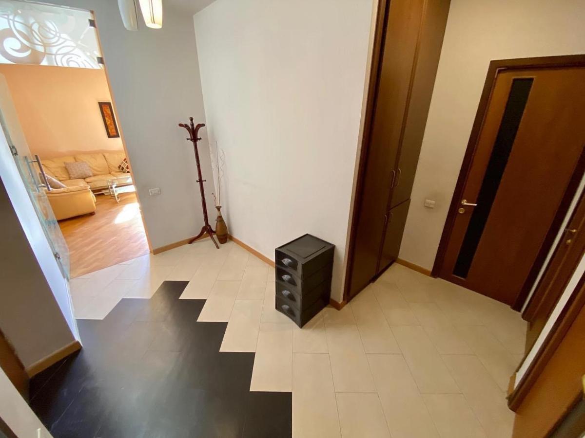City Center Cute Flat 3 Rooms Ereván Exterior foto