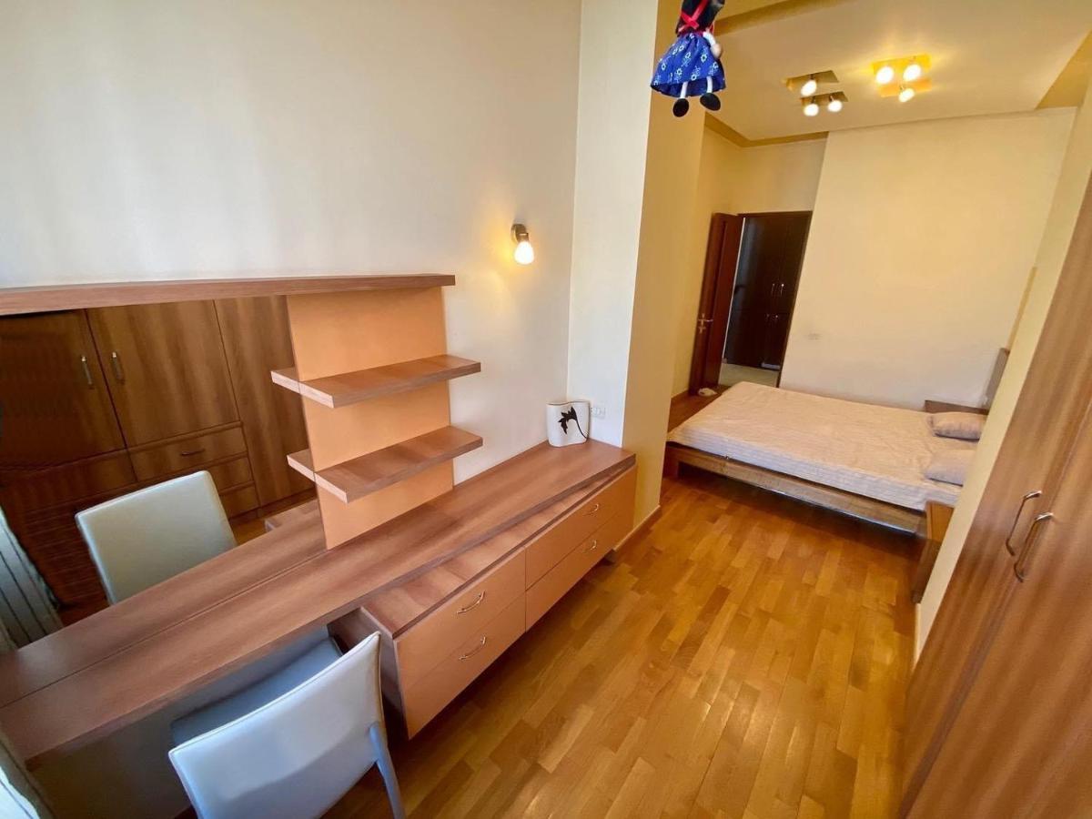 City Center Cute Flat 3 Rooms Ereván Exterior foto